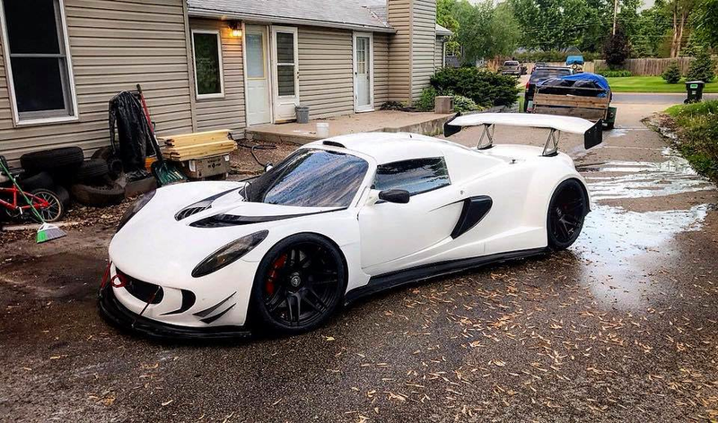Illustration for article titled Praise All That Is Unholy: Here's A BMW V10 Swapped Into A Lotus Elise
